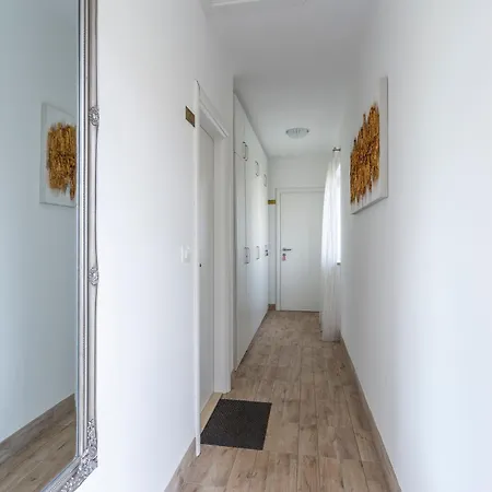 Schoene Nr,2 Apartment Funtana