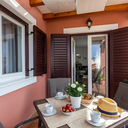 Schoene Nr,2 Apartment Funtana
